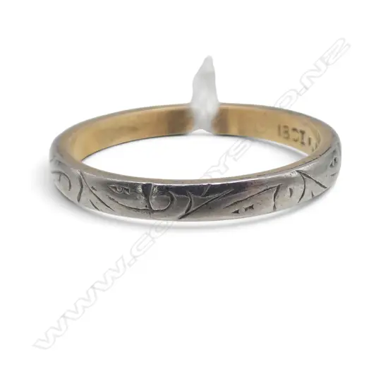 18ct ENGRAVED WEDDER 2.49gms SIZE M