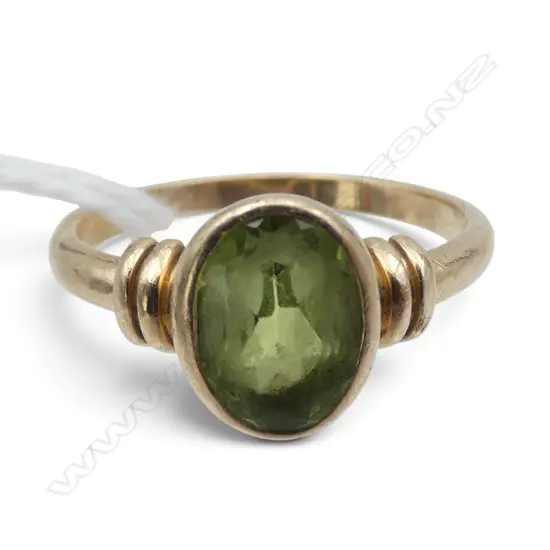 9ct PERIDOT DRESS RING 2gms Stone has some wear SIZE H