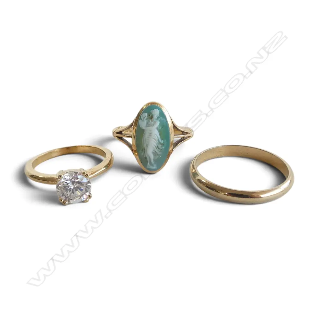 18CT GOLD CAMEO RING SIZE M AND COSTUME WEDDING SET 3.27gms Image 1++