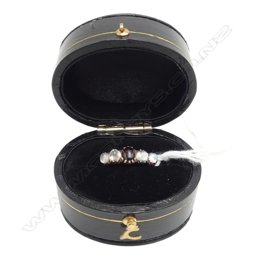 9CT GOLD MOONSTONE AND GARNET RING 2.53gms SIZE K Image 1++