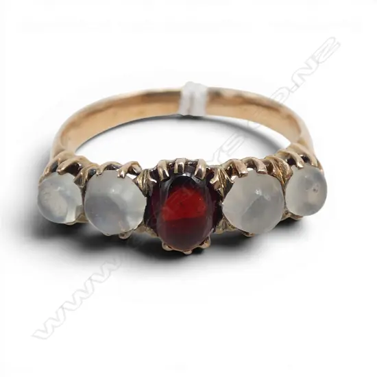 9CT GOLD MOONSTONE AND GARNET RING 2.53gms SIZE K