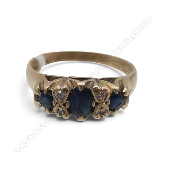 9ct GOLD SAPPHIRE & DIAMOND RING scratch to centre stone. 2.9gms SIZE O