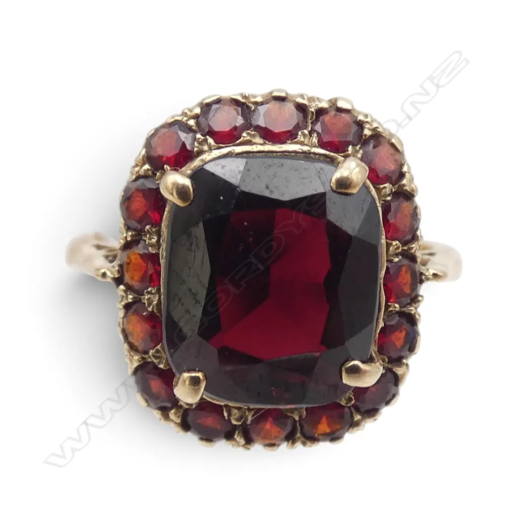 9ct GOLD & GARNET CLUSTER RING 3.5gms SIZE K Image 1++