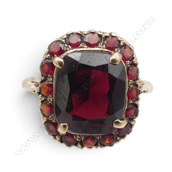 9ct GOLD & GARNET CLUSTER RING 3.5gms SIZE K