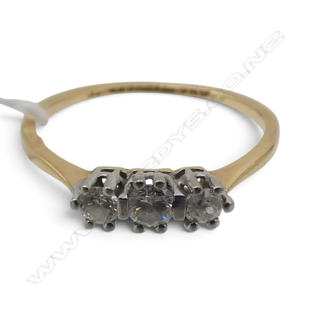 ANTIQUE 18ct gold & 3 DIAMOND ENGAGEMENT RING. Band thin. 1.5gms SIZE L Image 1++