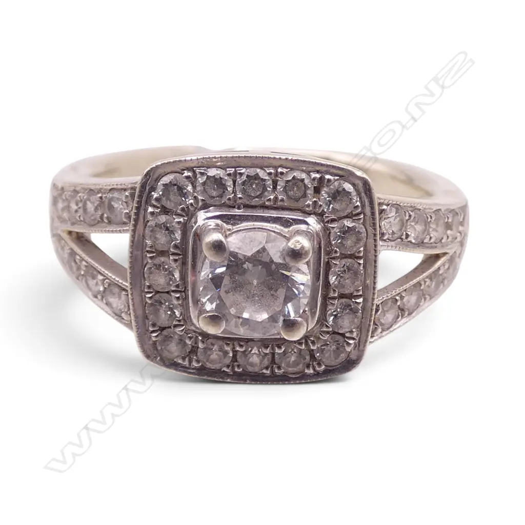 9CT WG CUBIC ZIRCONIA (CZ) CLUSTER RING, 4.0gms SIZE M Image 1++