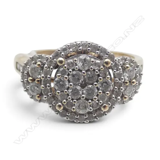 9CT GOLD AND DIAMOND CLUSTER HALO RING 4.30gms SIZE U