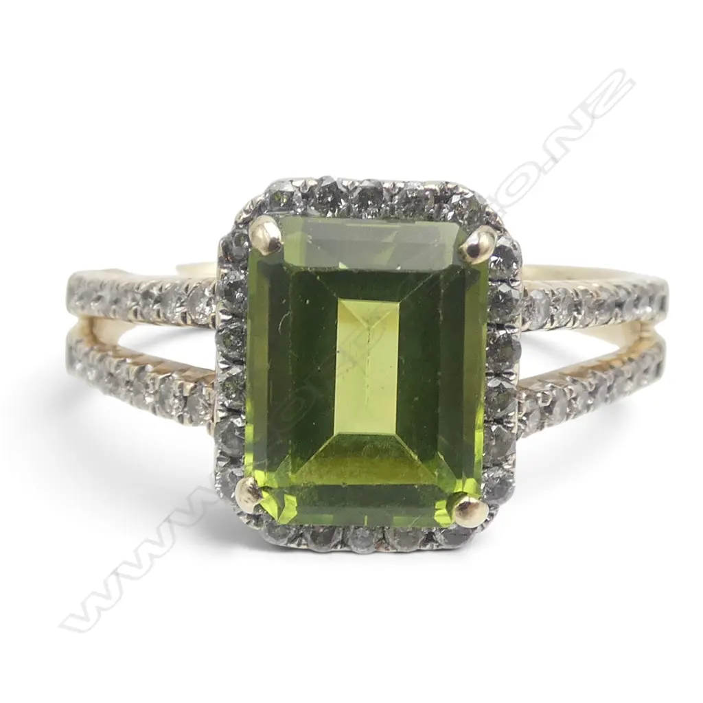 9CT GOLD PERIDOT AND DIAMOND DRESS RING 3.67gms SIZE T Image 1++