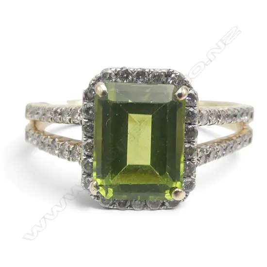 9CT GOLD PERIDOT AND DIAMOND DRESS RING 3.67gms SIZE T