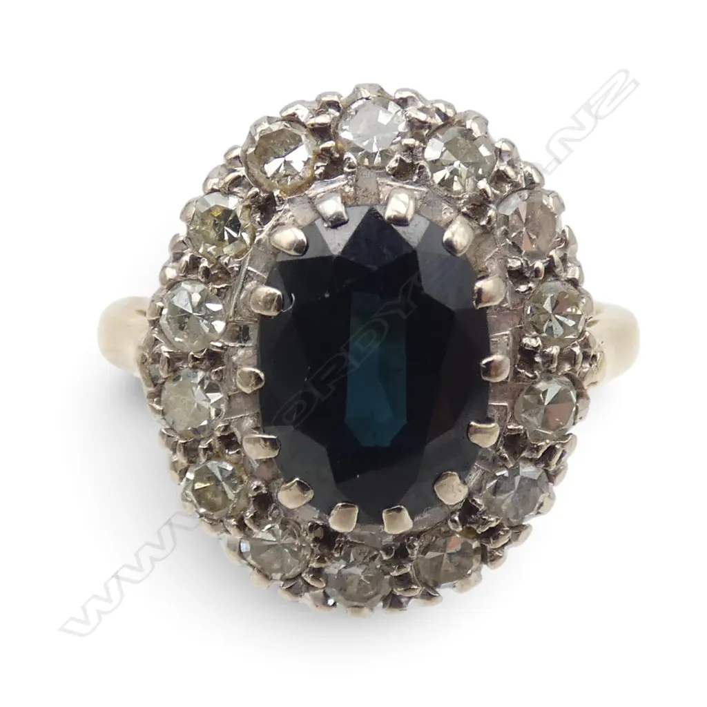 18ct GOLD SAPPHIRE & DIAMOND CLUSTER RING size J.  4.8gms Image 1++