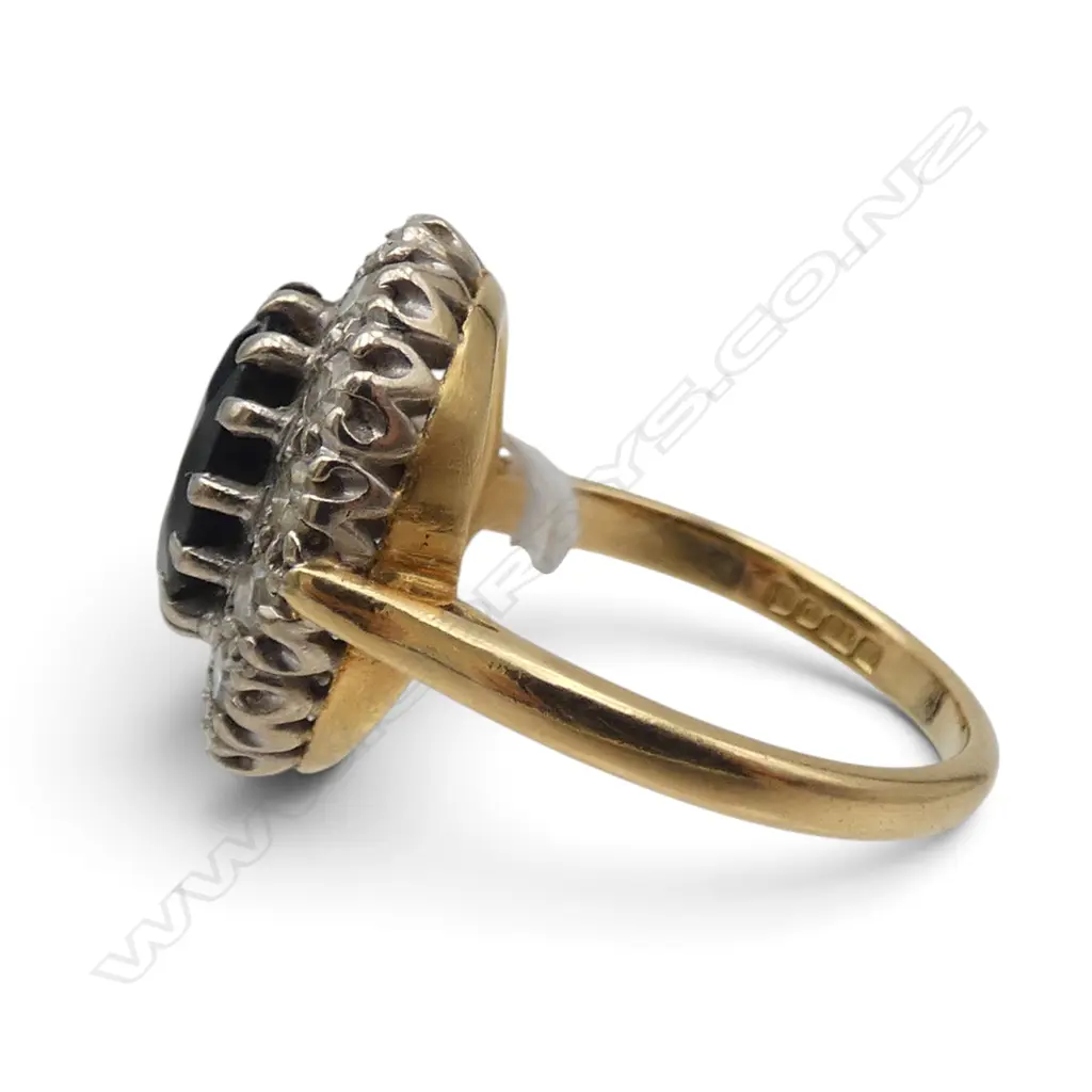 18ct GOLD SAPPHIRE & DIAMOND CLUSTER RING size J.  4.8gms Image 1++