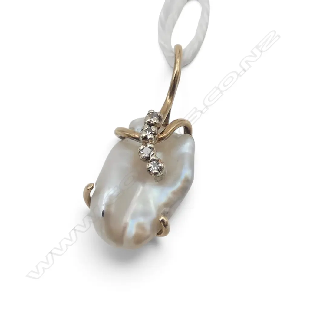 9ct KESHI PEARL AND DIAMOND SET PENDANT, 1.8gm Image 1++