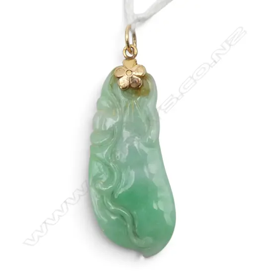 CARVED PALE JADE PENDANT w. 14ct mount L.40mm