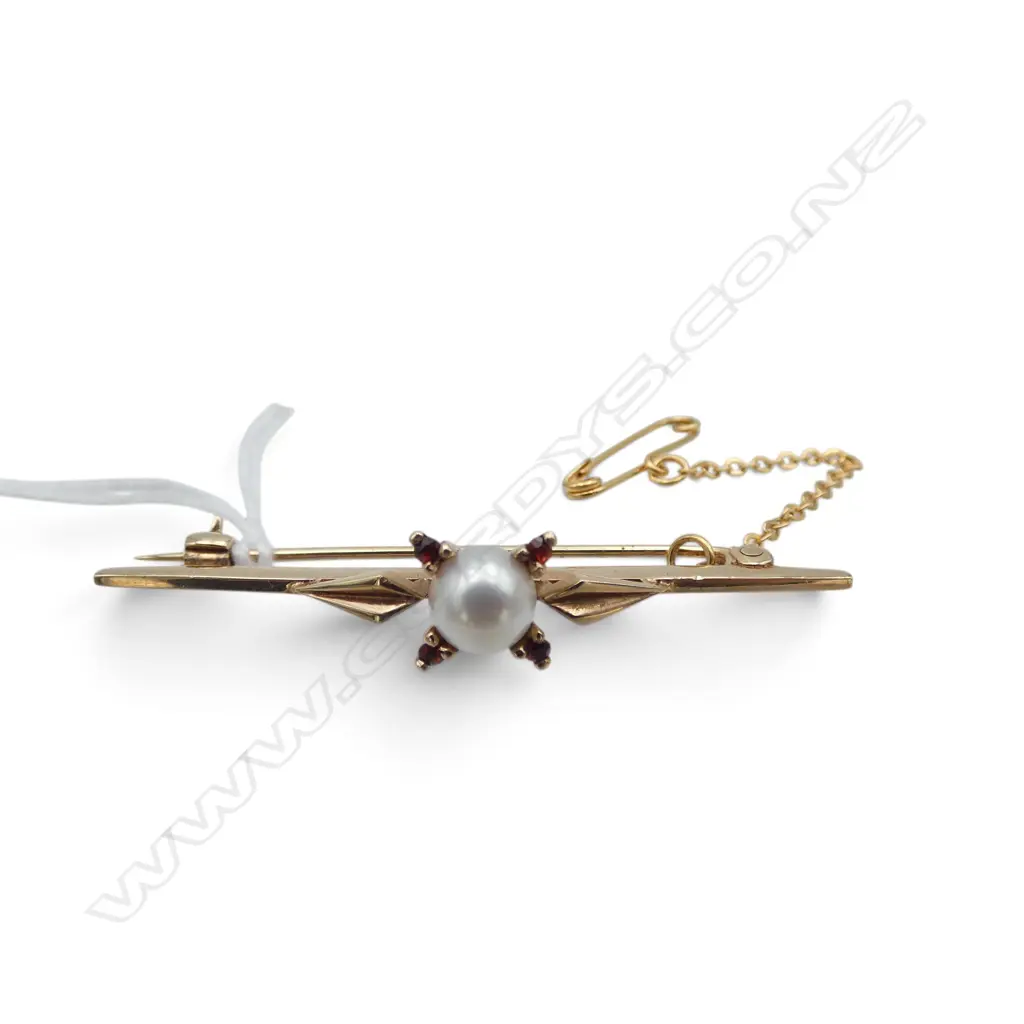 9CT CULTERED PEARL  AND GARNET BAR BROOCH W.50mm 4.2gms Image 1++