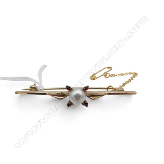 9CT CULTERED PEARL  AND GARNET BAR BROOCH W.50mm 4.2gms