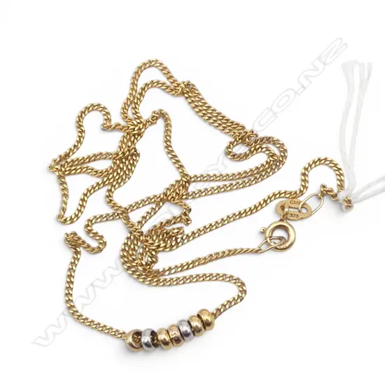 9ct YELLOW GOLD FLAT CURB LINK NECKLACE with 7 various coloured gold small threaded rings. L.540mm. 3.24gms