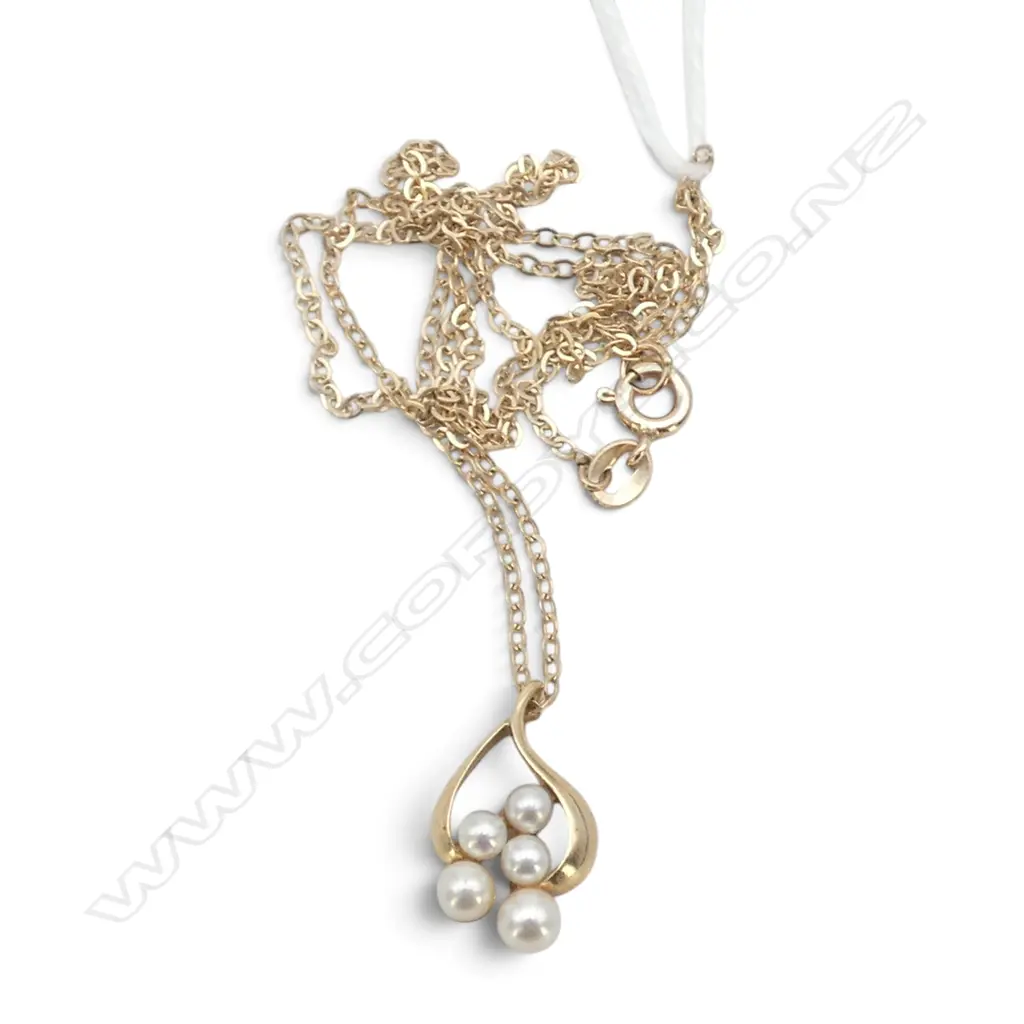 9ct CLUSTER PEARL PENDANT ON 9ct CHAIN 2gms Image 1++