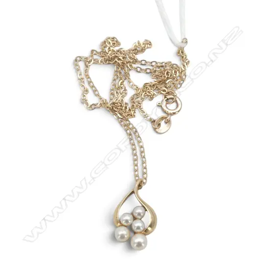 9ct CLUSTER PEARL PENDANT ON 9ct CHAIN 2gms