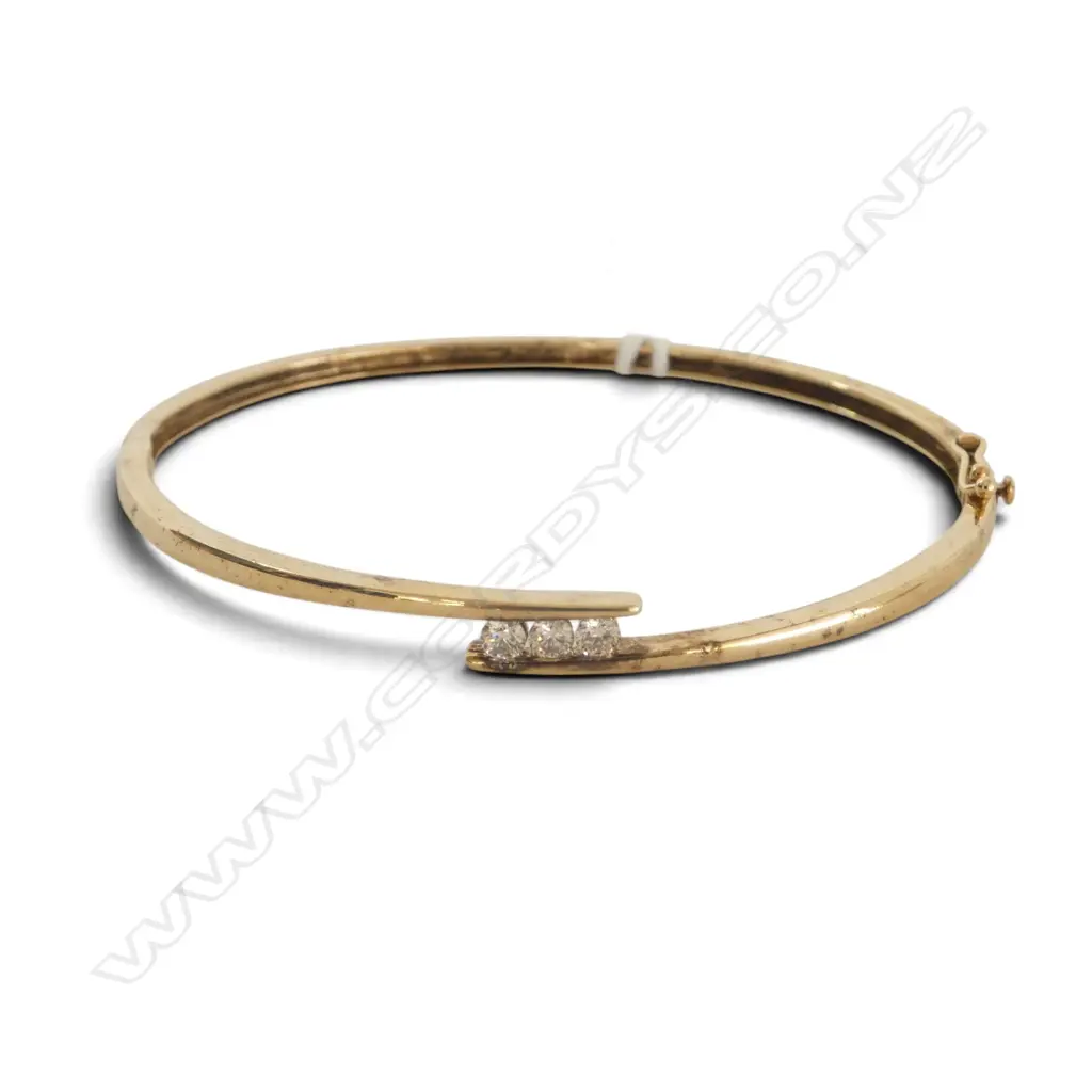 9CT GOLD AND THREE DIAMOND BANGLE 4.18gms Image 1++