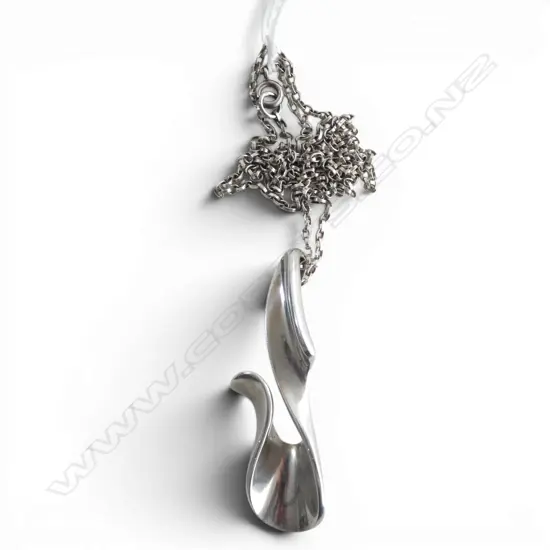 MODERNITST STG SILVER PENDANT on silver chain L.610mm 29.28gms
