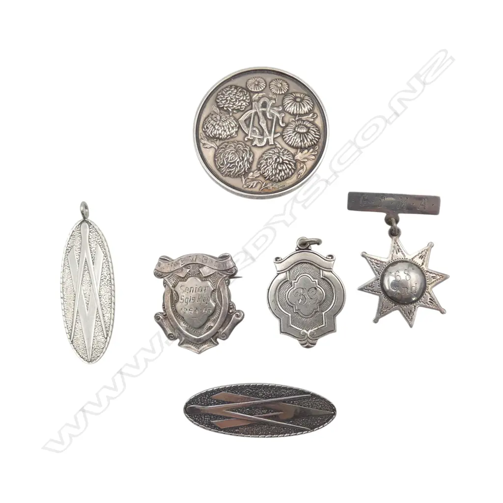 COLLECTION OF 5 S/SILVER MEDALS BROOCHES & CHRYSANTHEMON SOCIETY MEDAL TOTAL WIEGHT 79GMS  Image 1++