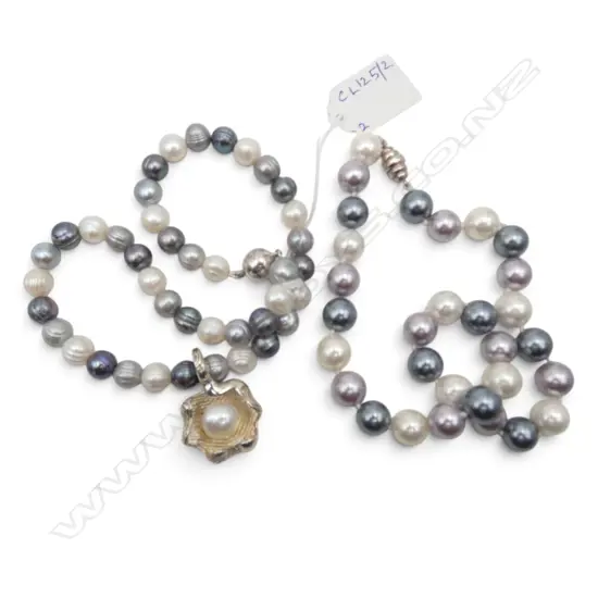2 PEARL NECKLACES (1 FAUX) L.440mm