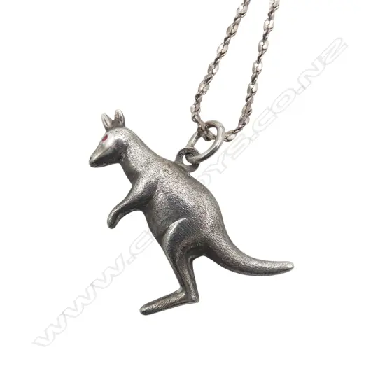KANGAROO STG SILVER PENDANT on silver chain
