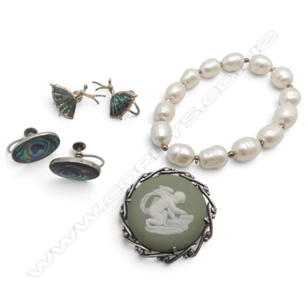2 PRS STG SILVER EARRINGS, STG SILVER WEDGWOOD BROOCH & FRESHWATER PEARL BRACELET Image 1++