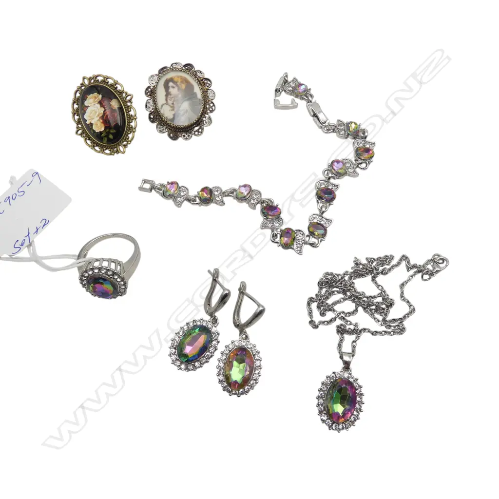 COSTUME SET & 2 BROOCHES Image 1++