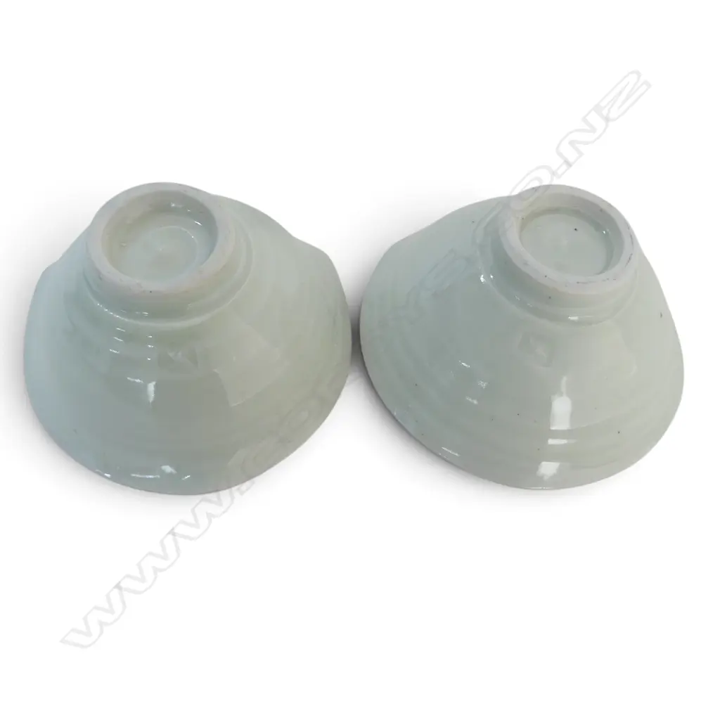 2 X CHINESE HAND PAINTED PORING PORCELAIN BOWLS WITH IMPRESSED POTTER'S MARK ( SMALL REPAIR TO RIM), DIA 145MM Image 1++