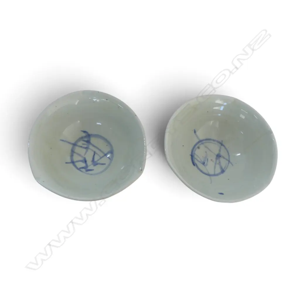 2 X CHINESE HAND PAINTED PORING PORCELAIN BOWLS WITH IMPRESSED POTTER'S MARK ( SMALL REPAIR TO RIM), DIA 145MM Image 1++