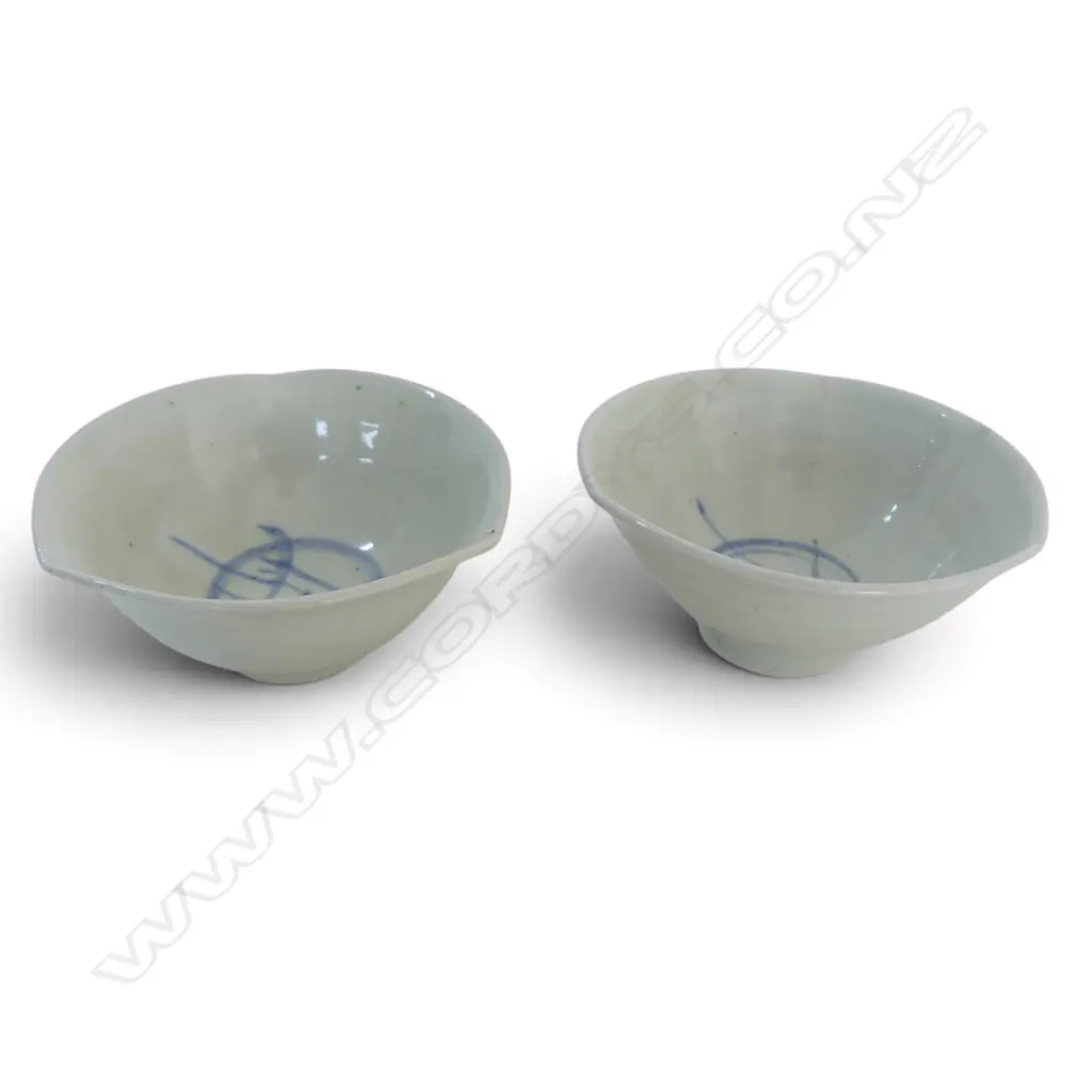 2 X CHINESE HAND PAINTED PORING PORCELAIN BOWLS WITH IMPRESSED POTTER'S MARK ( SMALL REPAIR TO RIM), DIA 145MM Image 1++