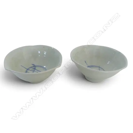 2 X CHINESE HAND PAINTED PORING PORCELAIN BOWLS WITH IMPRESSED POTTER'S MARK ( SMALL REPAIR TO RIM), DIA 145MM