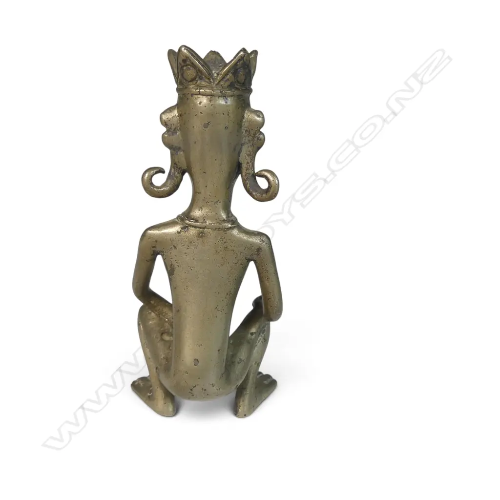 SMALL AFRICAN CAST METAL SILVER TONED FIGURINE OF A SQUATTING MALE WITH A CROWN, H.110MM Image 1++