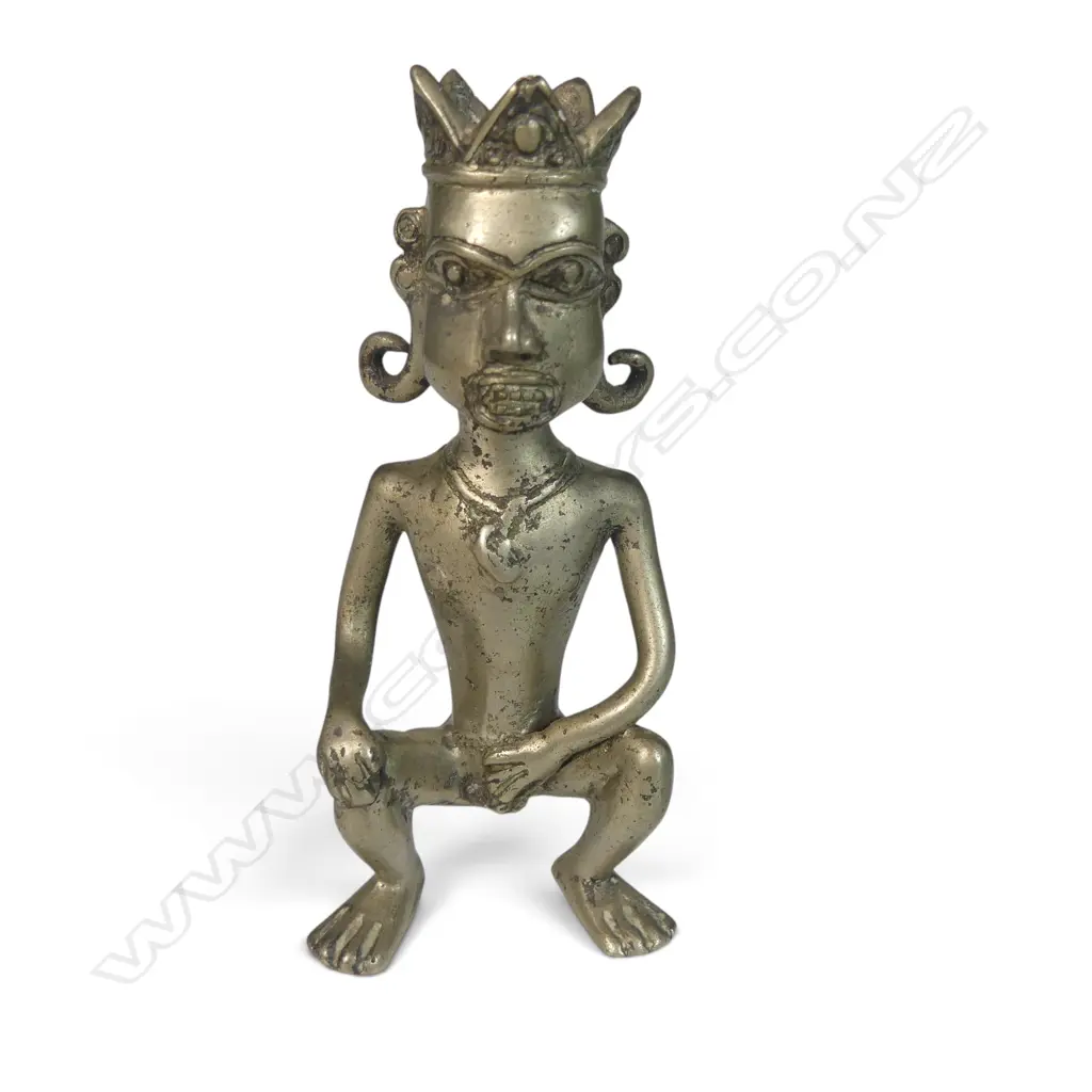 SMALL AFRICAN CAST METAL SILVER TONED FIGURINE OF A SQUATTING MALE WITH A CROWN, H.110MM Image 1++