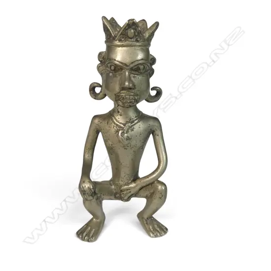 SMALL AFRICAN CAST METAL SILVER TONED FIGURINE OF A SQUATTING MALE WITH A CROWN, H.110MM