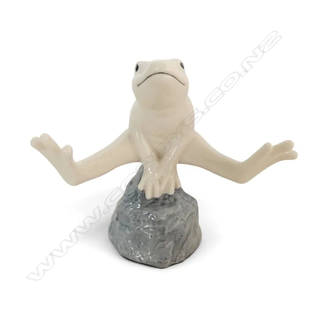 ROYAL COPENHAGEN ORNAMENT good luck frog w. red lips H.110mm Image 1++