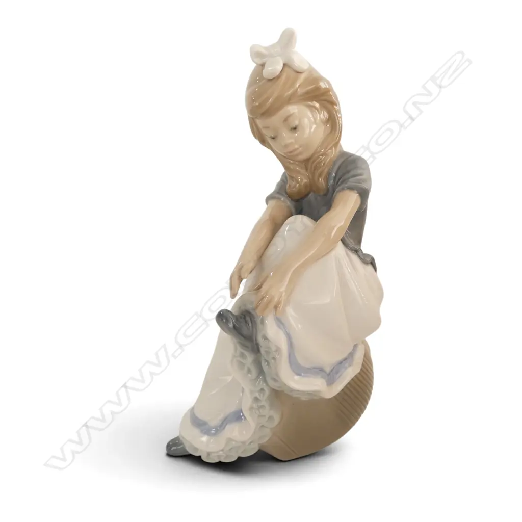 NAO FIGURINE GIRL TYING SHOE LACES H190MM Image 1++