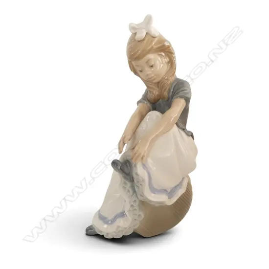 NAO FIGURINE GIRL TYING SHOE LACES H190MM