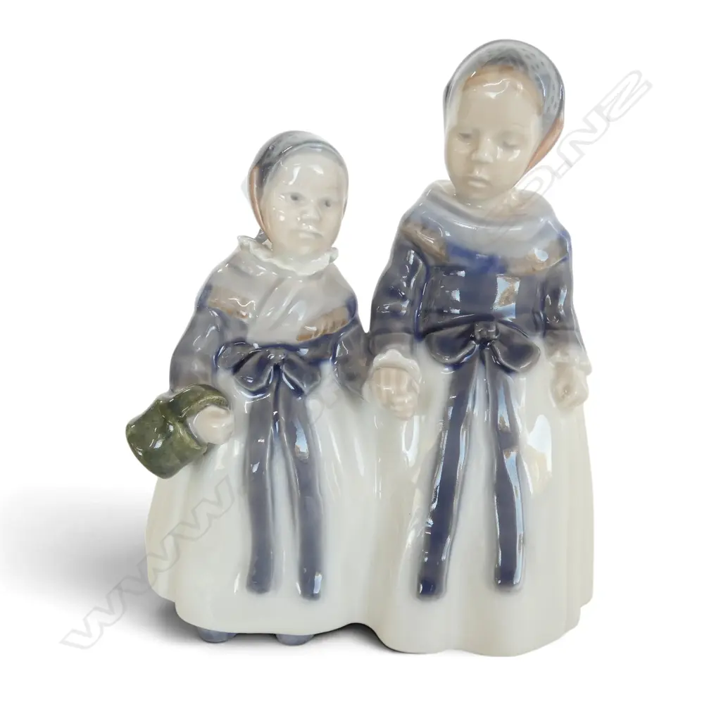 ROYAL COPENHAGEN FIGURINE girls shopping by Lotte Benter H.190mm Image 1++