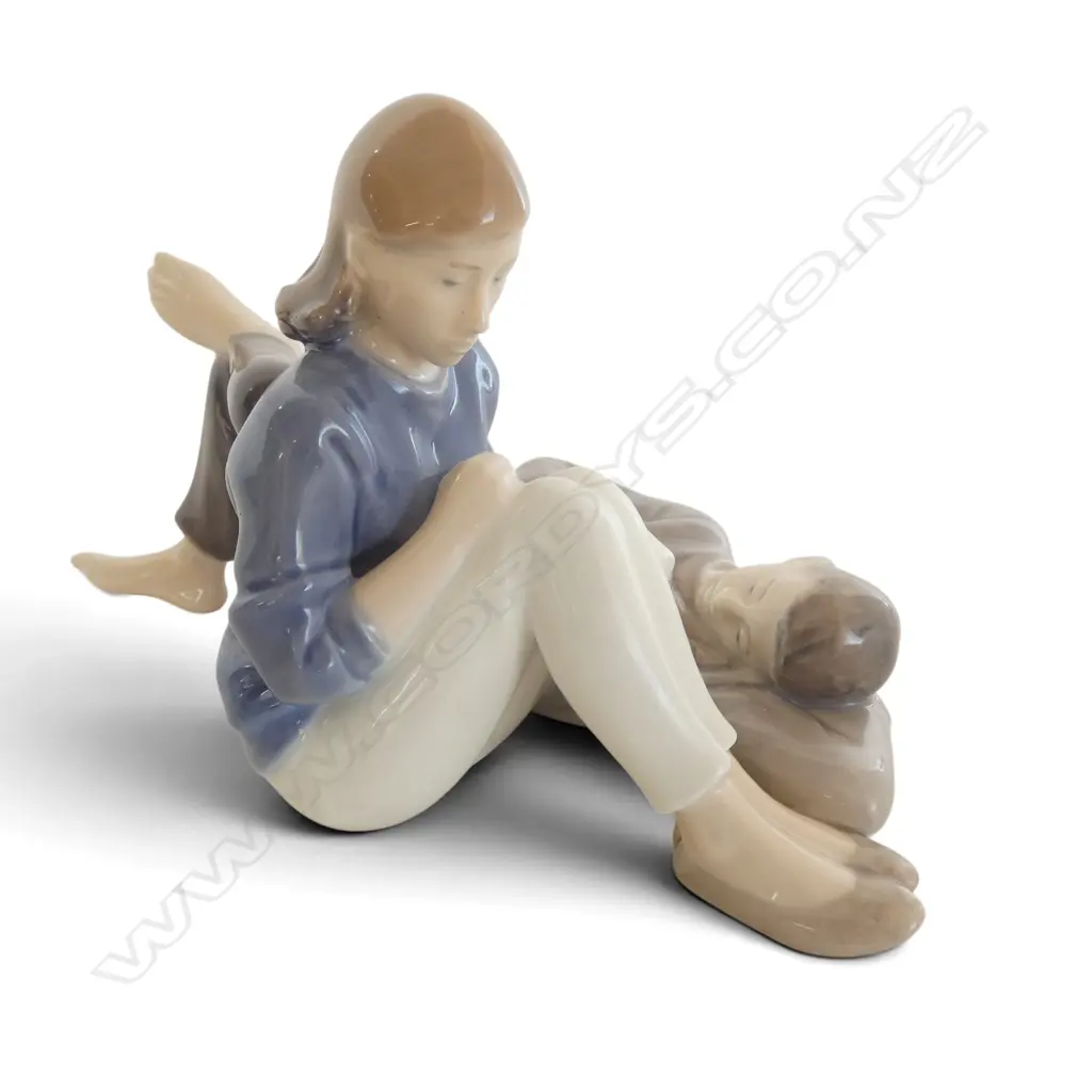 ROYAL COPENHAGEN FIGURINE teenagers w. book by John Galster 1969/74 H.120mm Image 1++