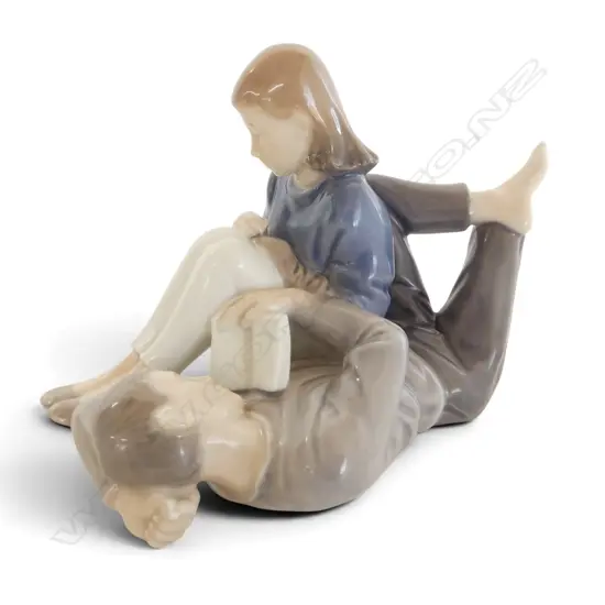 ROYAL COPENHAGEN FIGURINE teenagers w. book by John Galster 1969/74 H.120mm