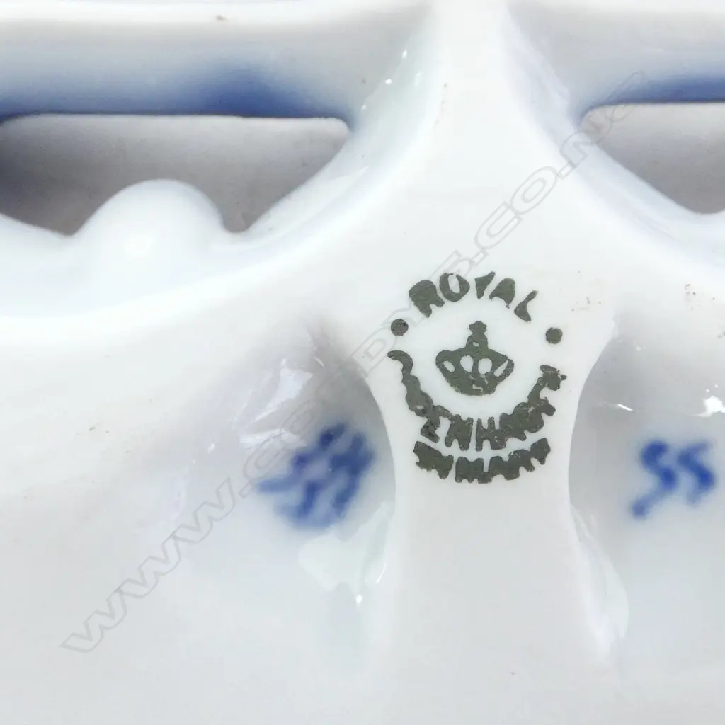 2 ROYAL COPENHAGEN PORCELAIN DEALER WALL PLAQUES H.230 / 160mm Image 1++