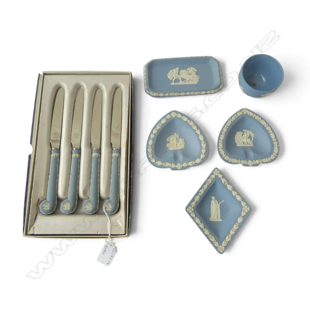 5 WEDGWOOD JASPERWARE DISHES & BOWL + BOXED SET OF 4 WEDGWOOD HANDLED KNIVES Image 1++