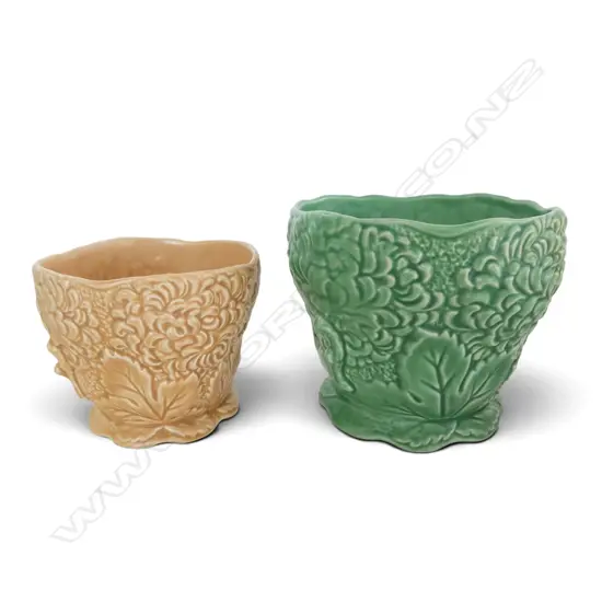 2 SYLVAC CHRYSANTHEMUM VASES smaller w. hairline H.140mm