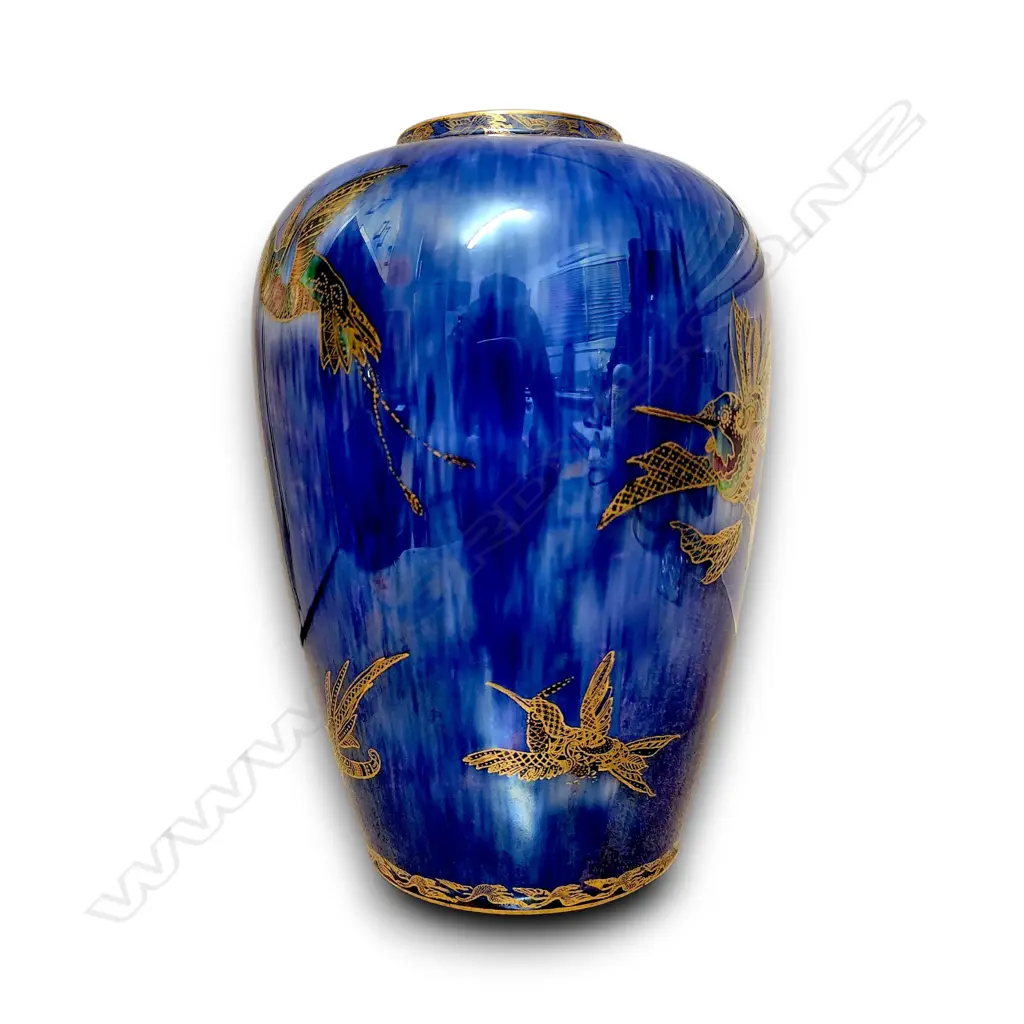 WEDGWOOD FAIRYLAND LUSTRE VASE BY DAISY MAKEIG-JONES, VIBRANT MOTTLED BLUE GLAZE ADORNED W GILT HUMMINGBIRDS 230 H Image 1++