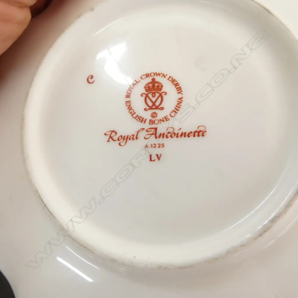 26 PCE ROYAL CROWN DERBY 'ROYAL ANTOINETTE' TEA SET; 8 TRIOS, TEAPOT, MILK JUG Image 1++