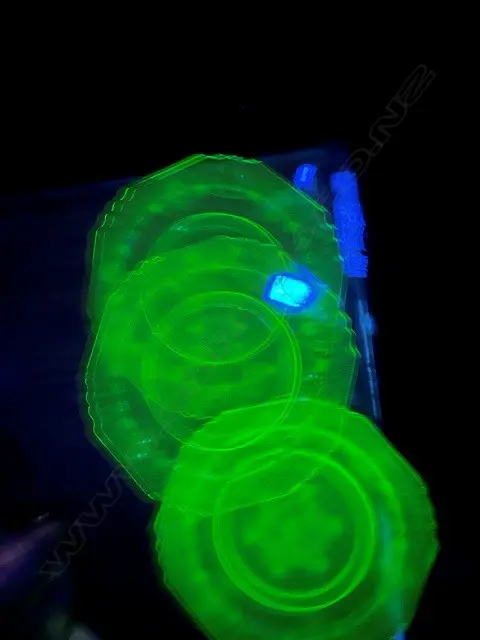 12 GREEN URANIUM GLASS DINNER PLATES w EMBOSSED FLORAL PATTERN, Dia.250mm Image 1++