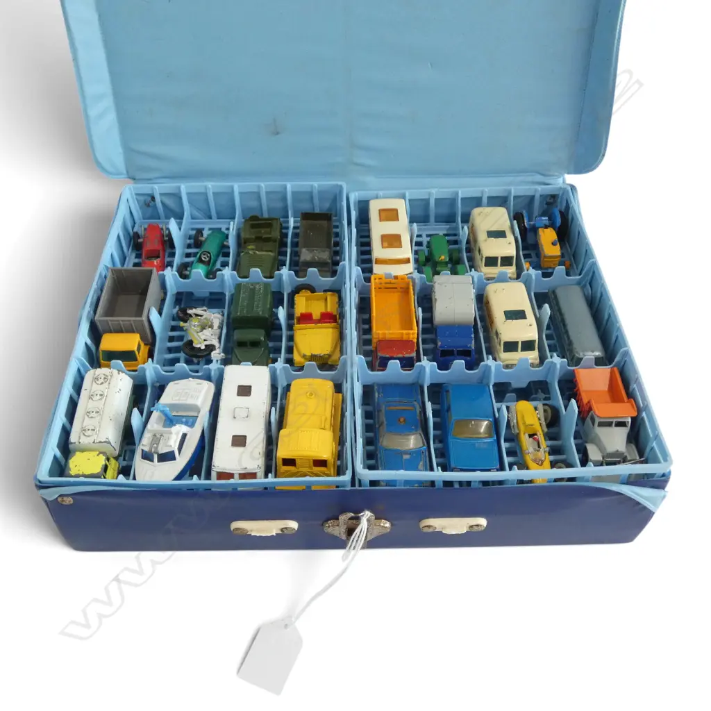 MATCHBOX / LESNEY TOYS IN CASE W.330mm Image 1++