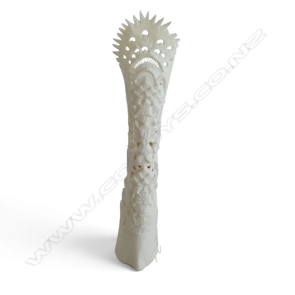 BALINESE CARVED BONE TOTEM POLE - 24mm (H), SCRIMSHAW PENDANT,  ABORIGINAL SOUVENIR CLUB Image 1++